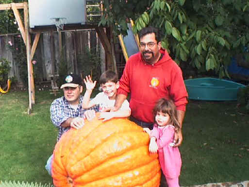 Big Pumpkin with everybody.jpg (50717 bytes)